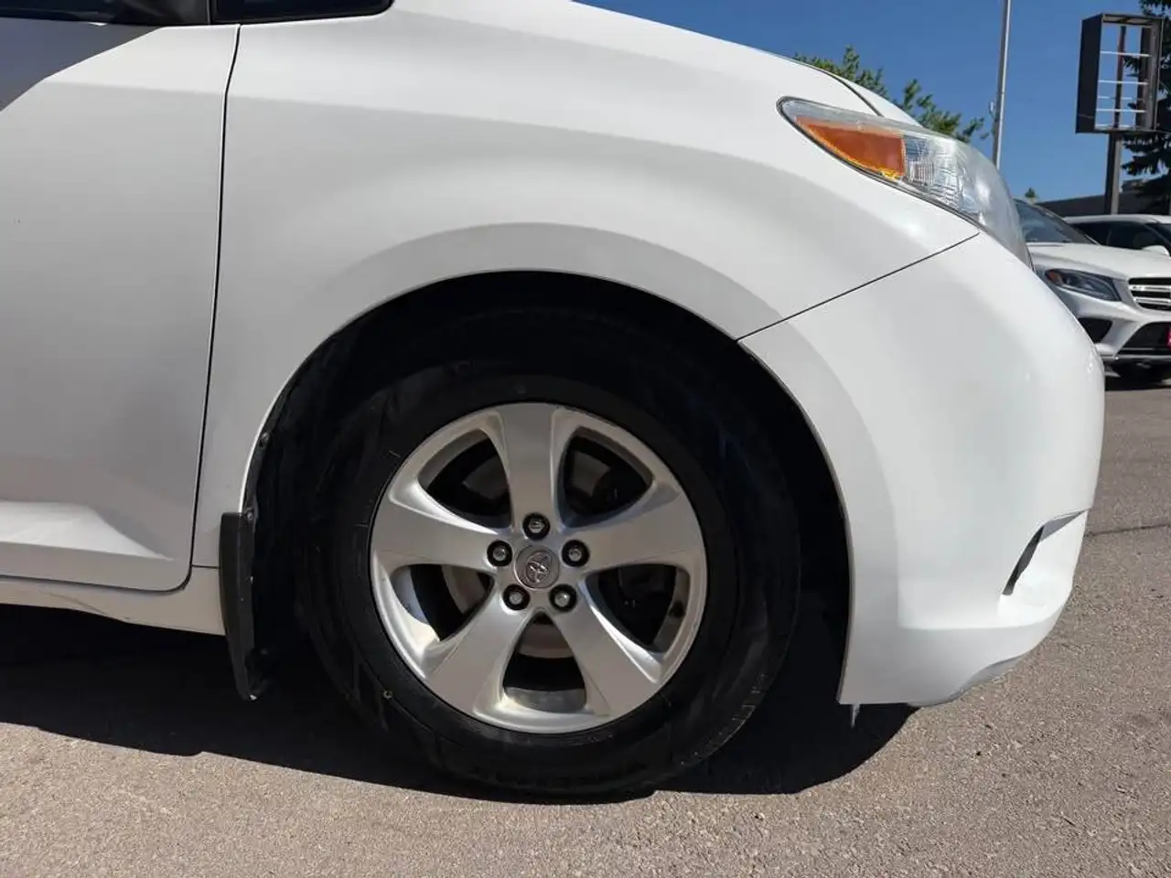 Toyota Sienna photo Toyota Sienna
