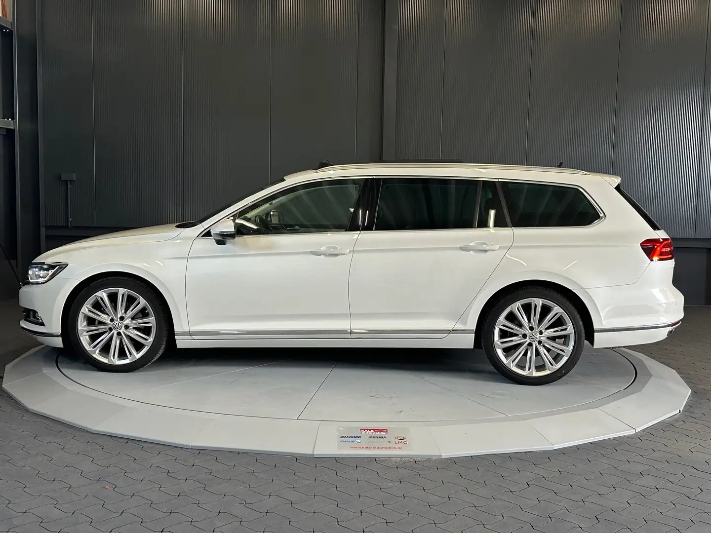 Volkswagen Passat Variant Highline 4Motion*19Zoll*PANORAMA*360*AHK*EasyOpen* White - 2