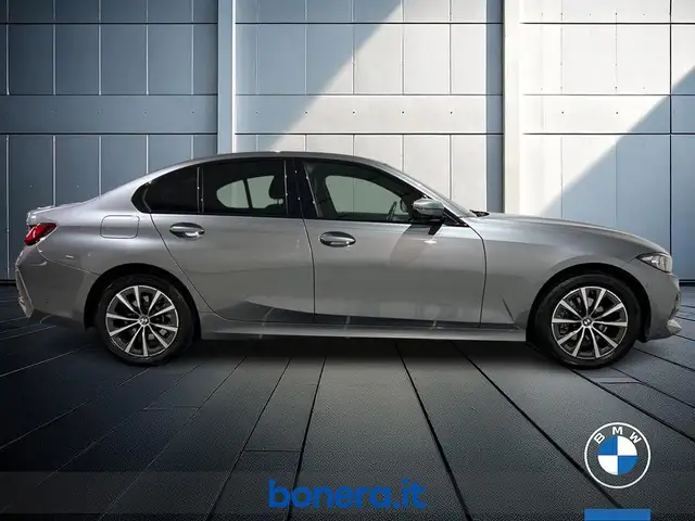 BMW 3 Series view 5