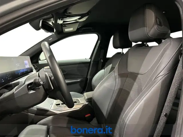 BMW 3 Series view 14