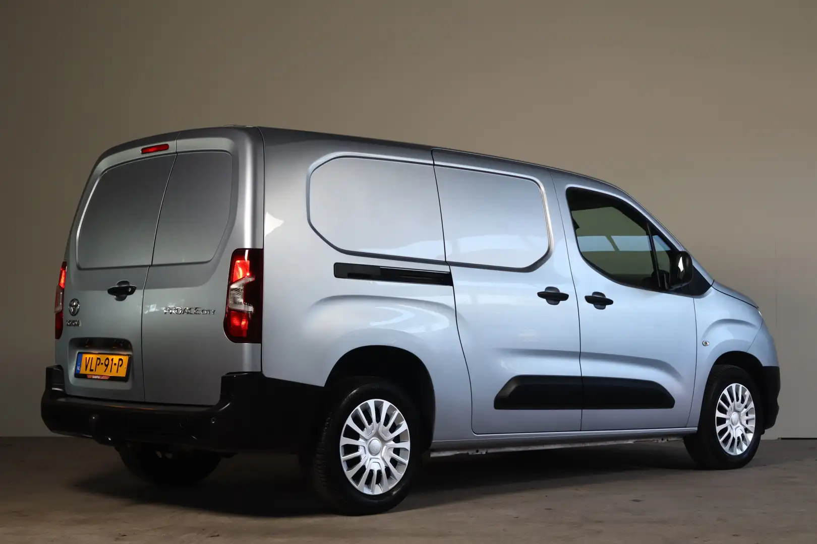 Toyota Proace City 1.5 D-4D BPM VRIJ!! Navigator Long NL-Auto!! Apple Grijs - 2