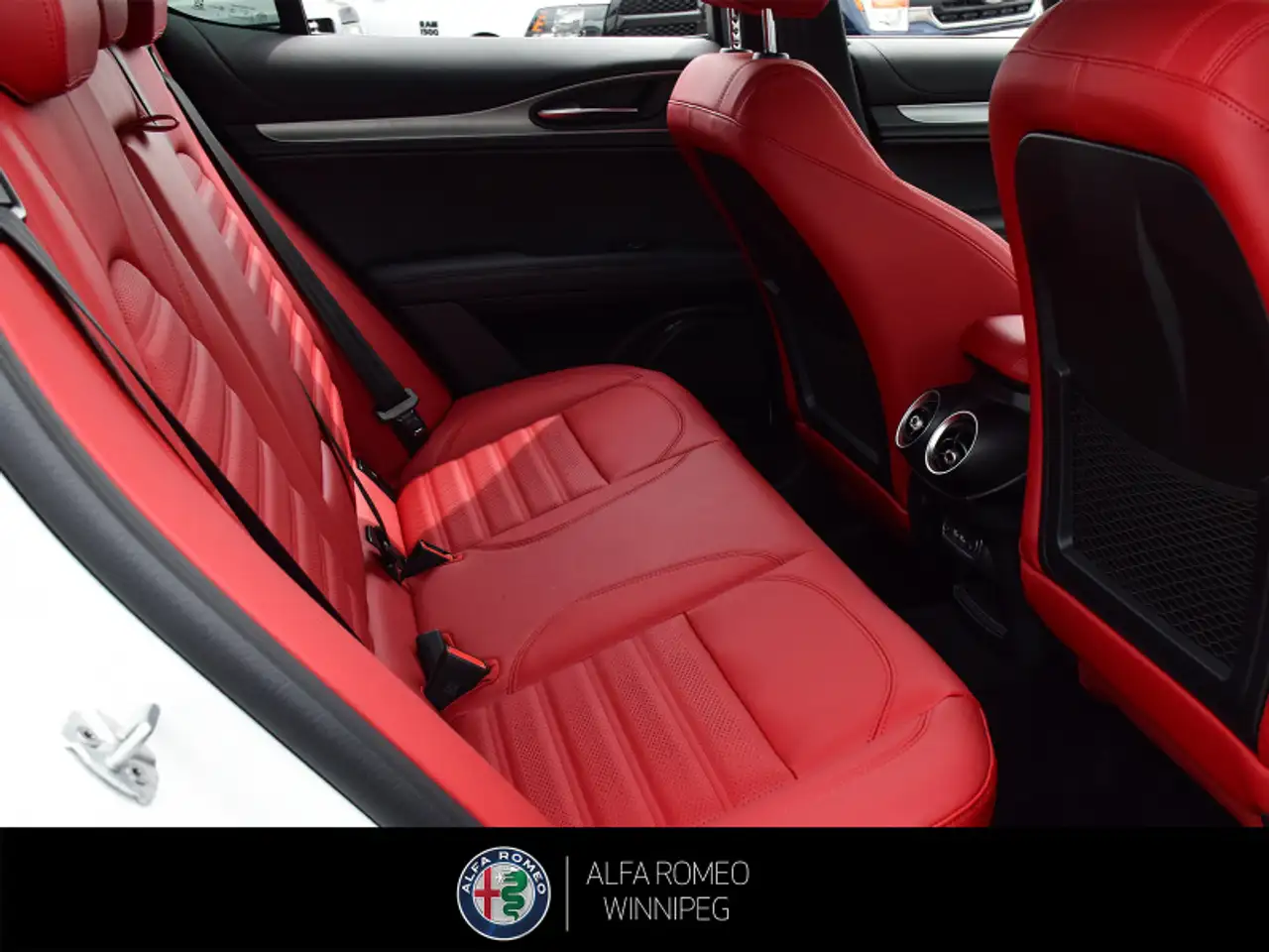 Alfa Romeo Stelvio снимка Alfa Romeo Stelvio