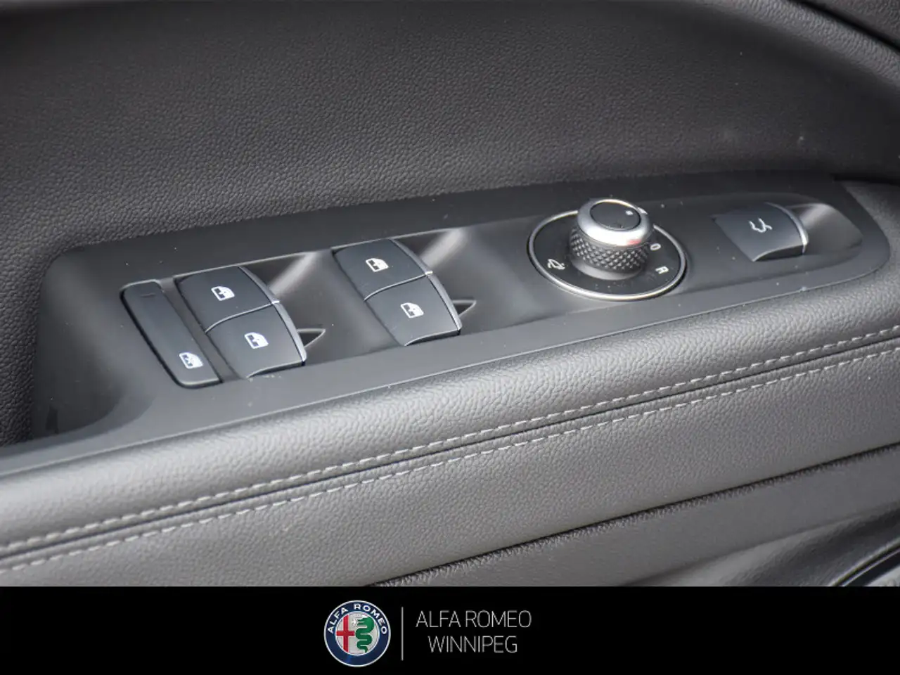Alfa Romeo Stelvio снимка Alfa Romeo Stelvio