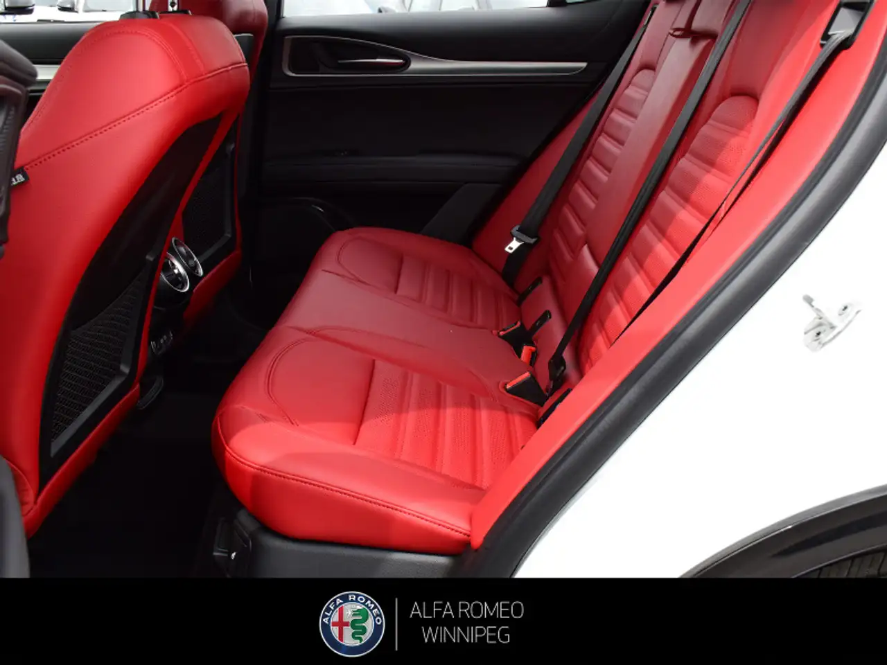 Alfa Romeo Stelvio снимка Alfa Romeo Stelvio