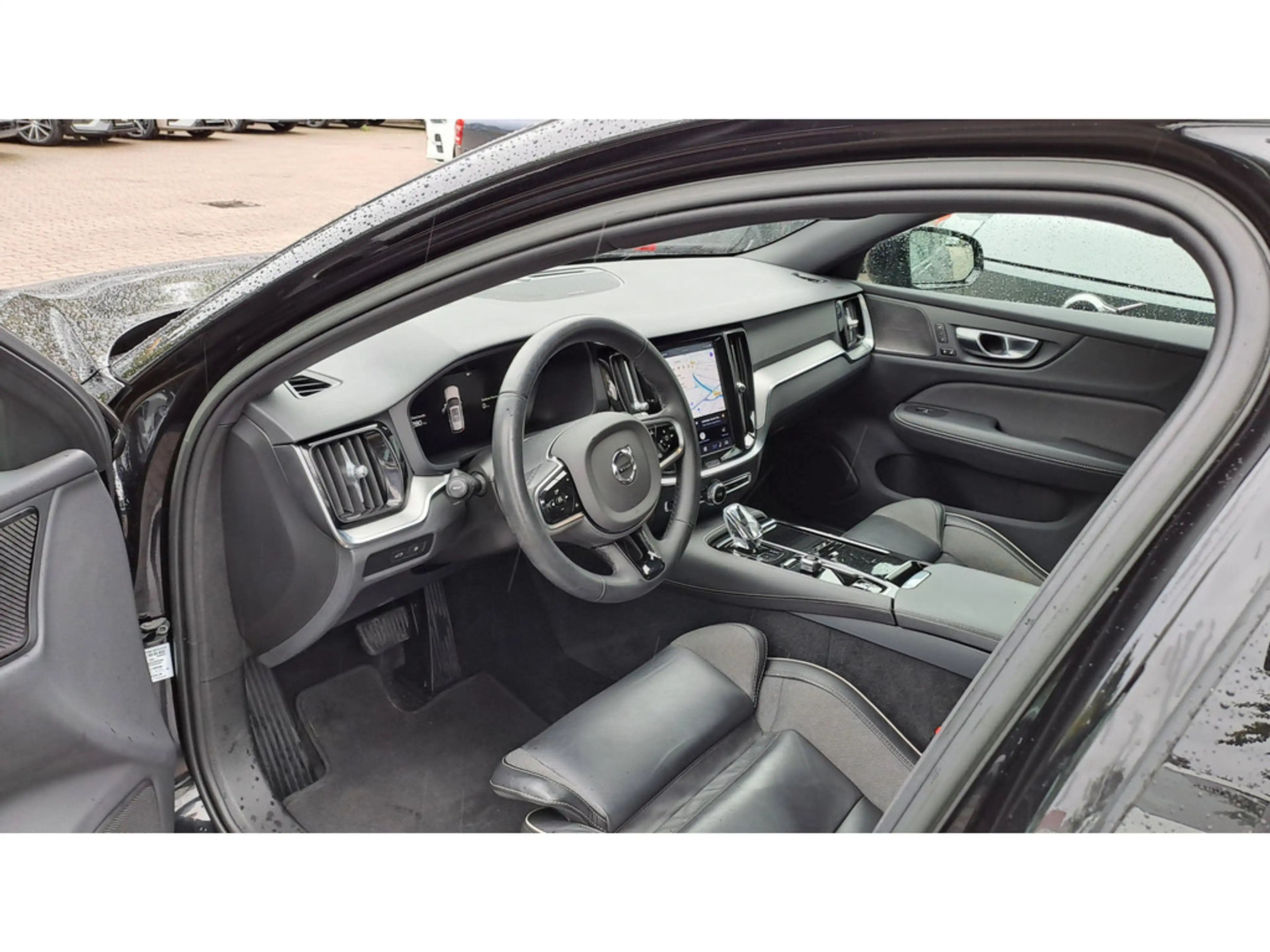 Volvo V60 T8 Plus Dark ACC 360° PANO STANDHZ AHK — photo 2