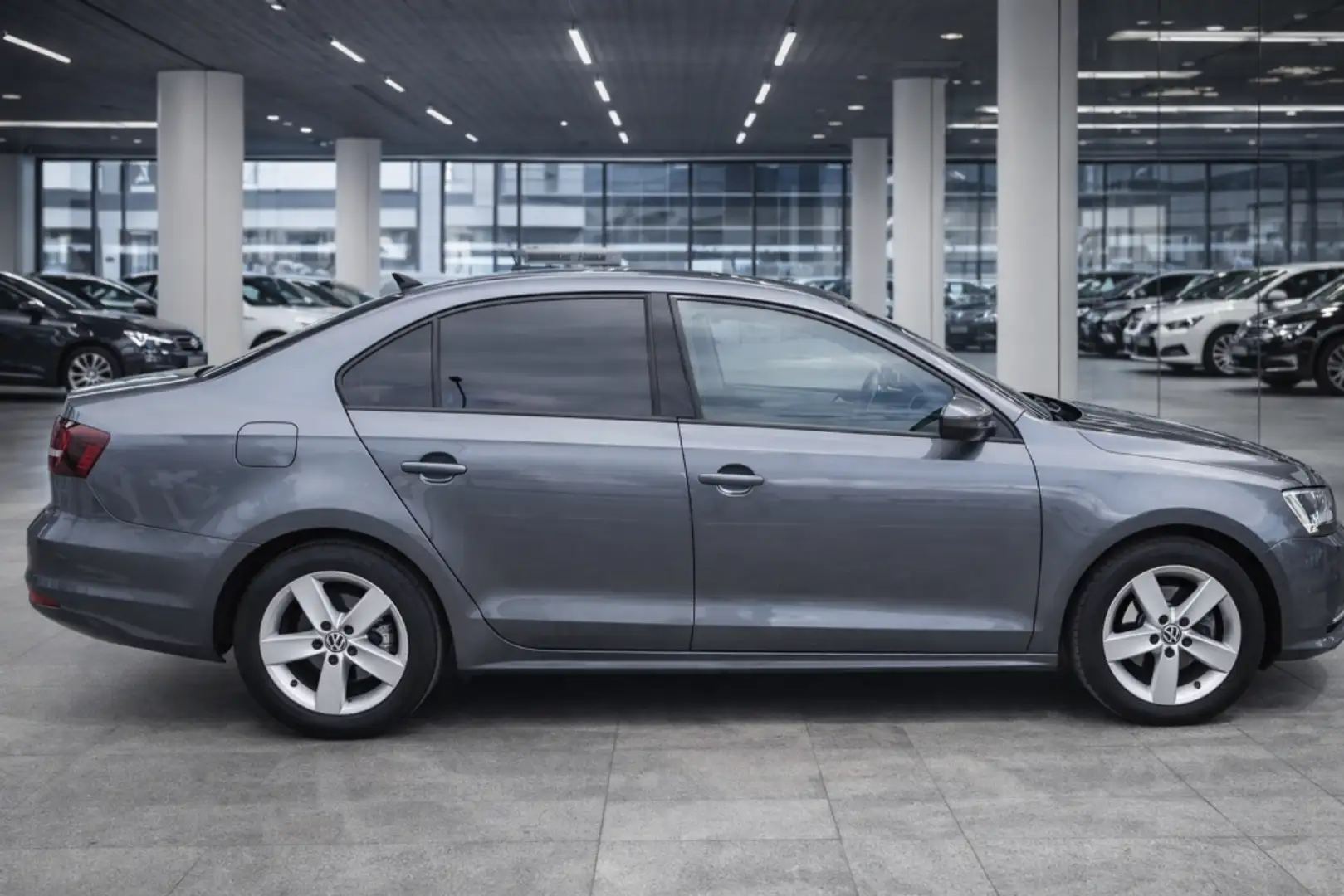Volkswagen Jetta 2.0TDI BMT Advance 110 Gris - 2