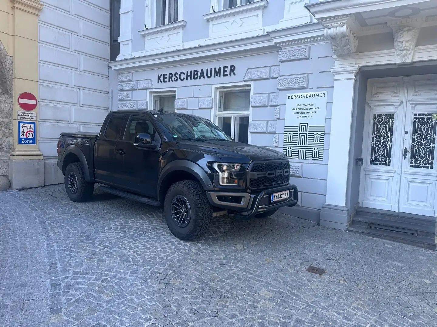 Ford F-150 Raptor Schwarz - 1