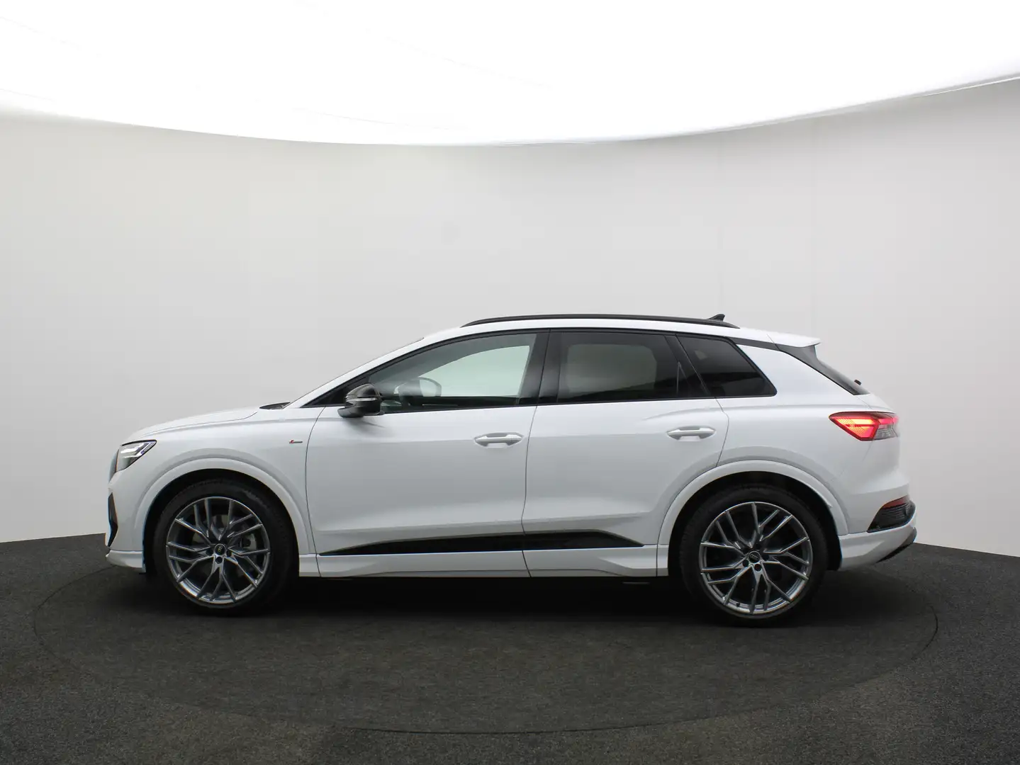 Audi Q4 e-tron 45 e-tron 286pk S edition Wit - 2