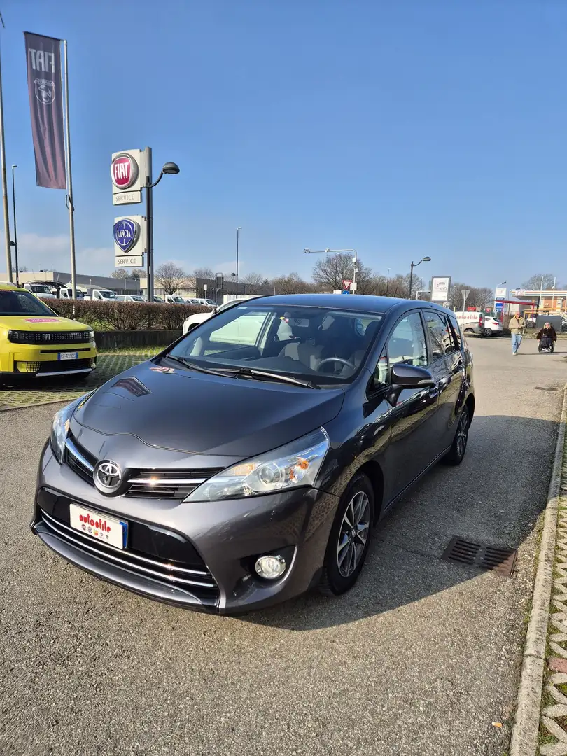 Toyota Verso 1.6 D-4D 112cv MT Cool Grau - 2