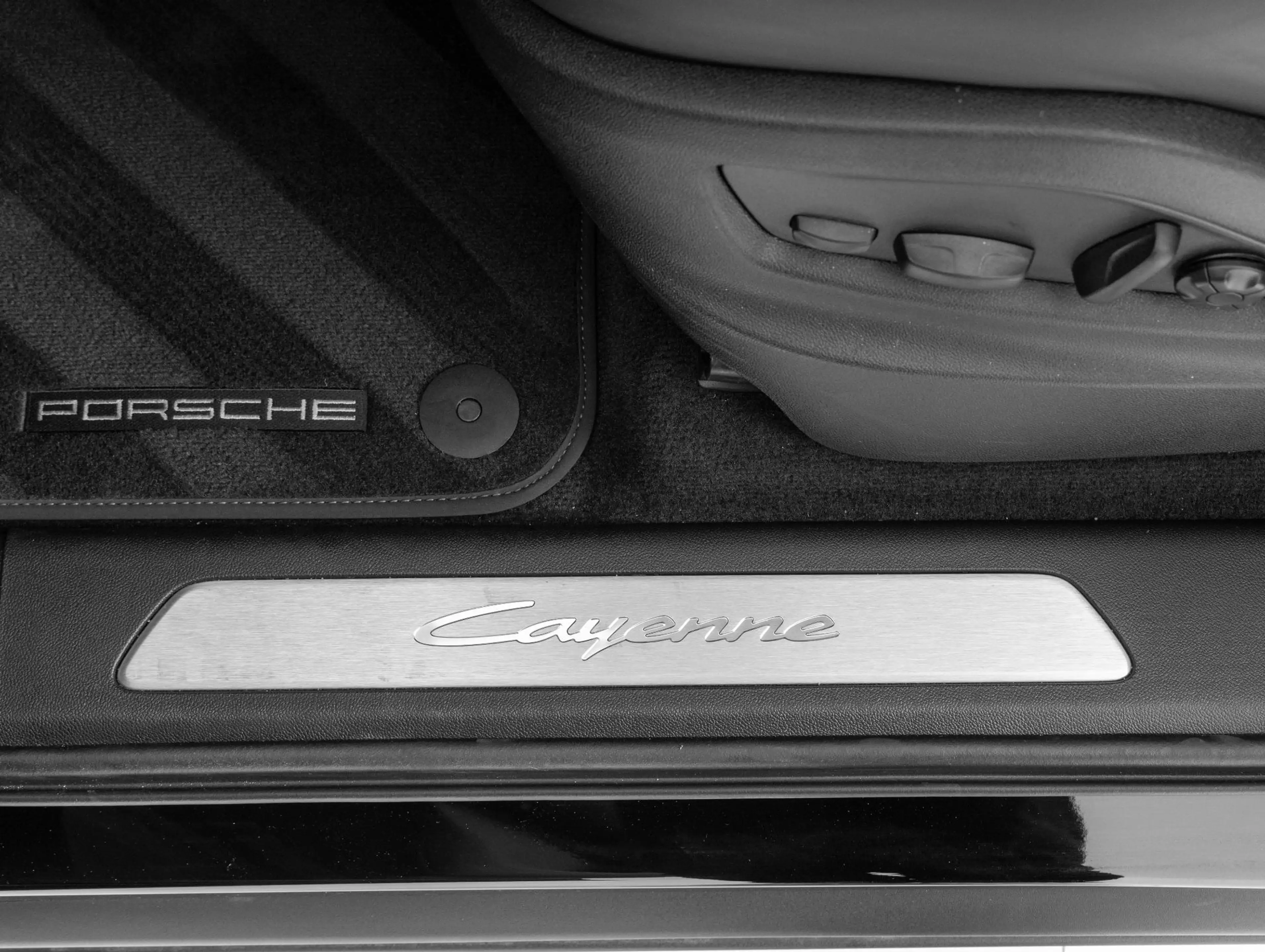 Porsche Cayenne E-Hybrid — photo 30