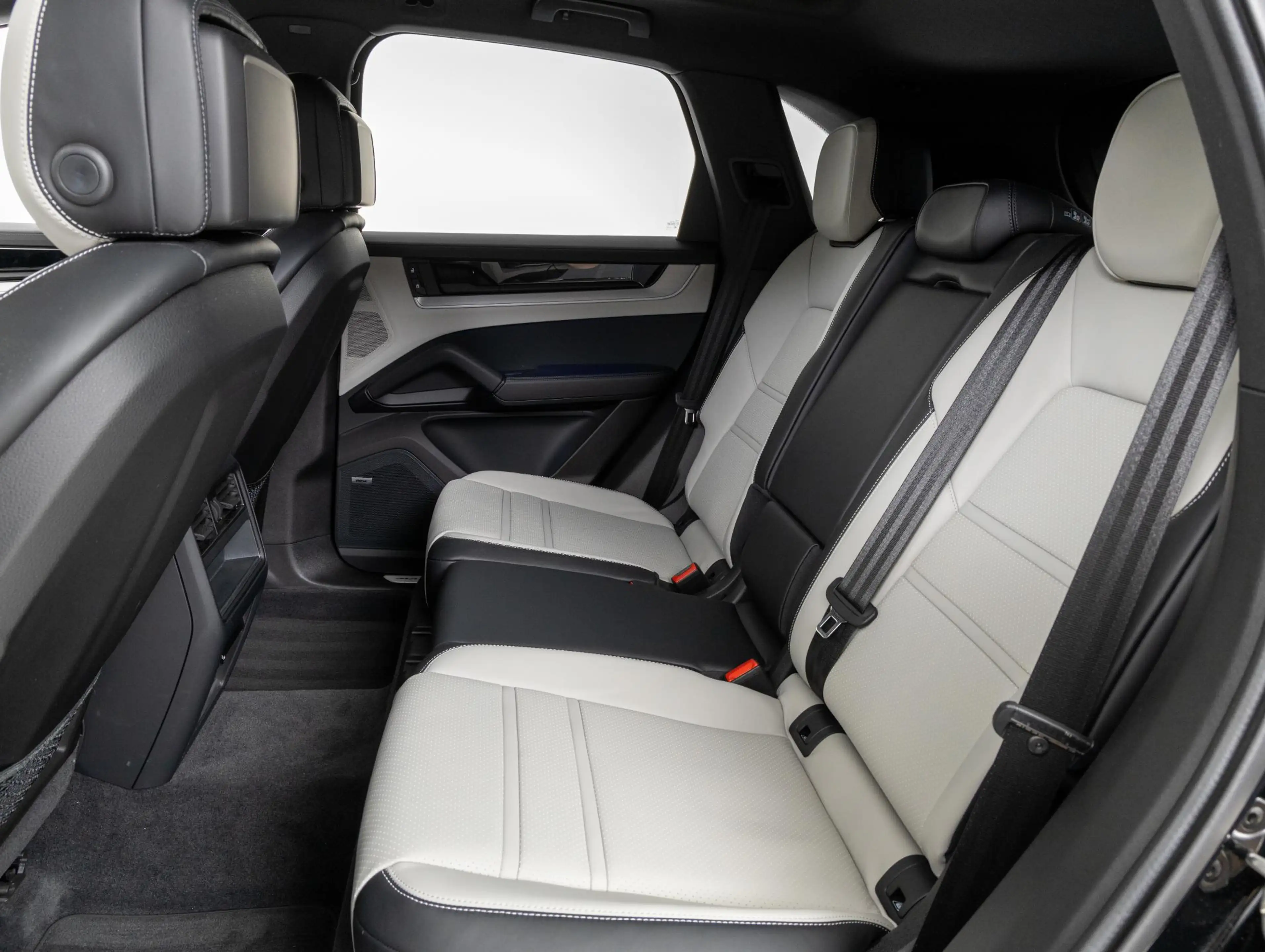 Porsche Cayenne E-Hybrid — photo 18