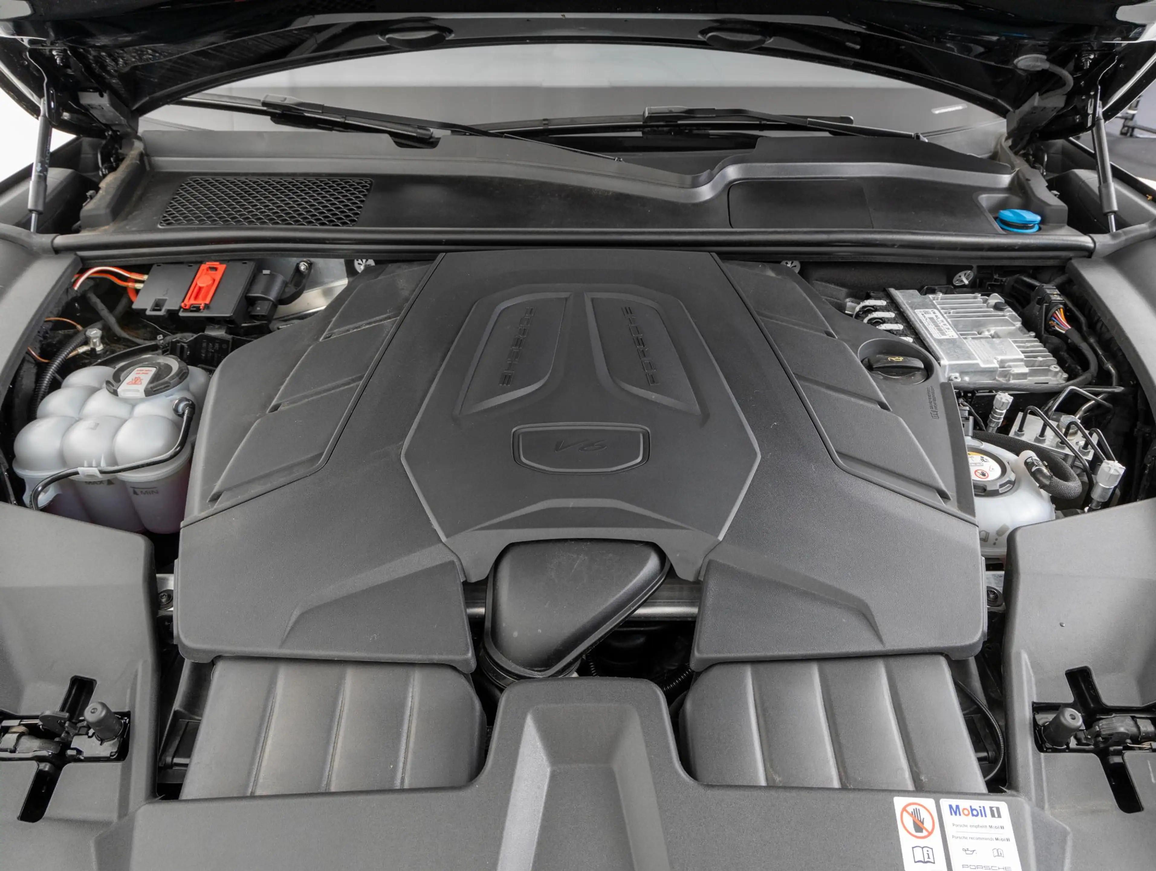 Porsche Cayenne E-Hybrid — photo 40