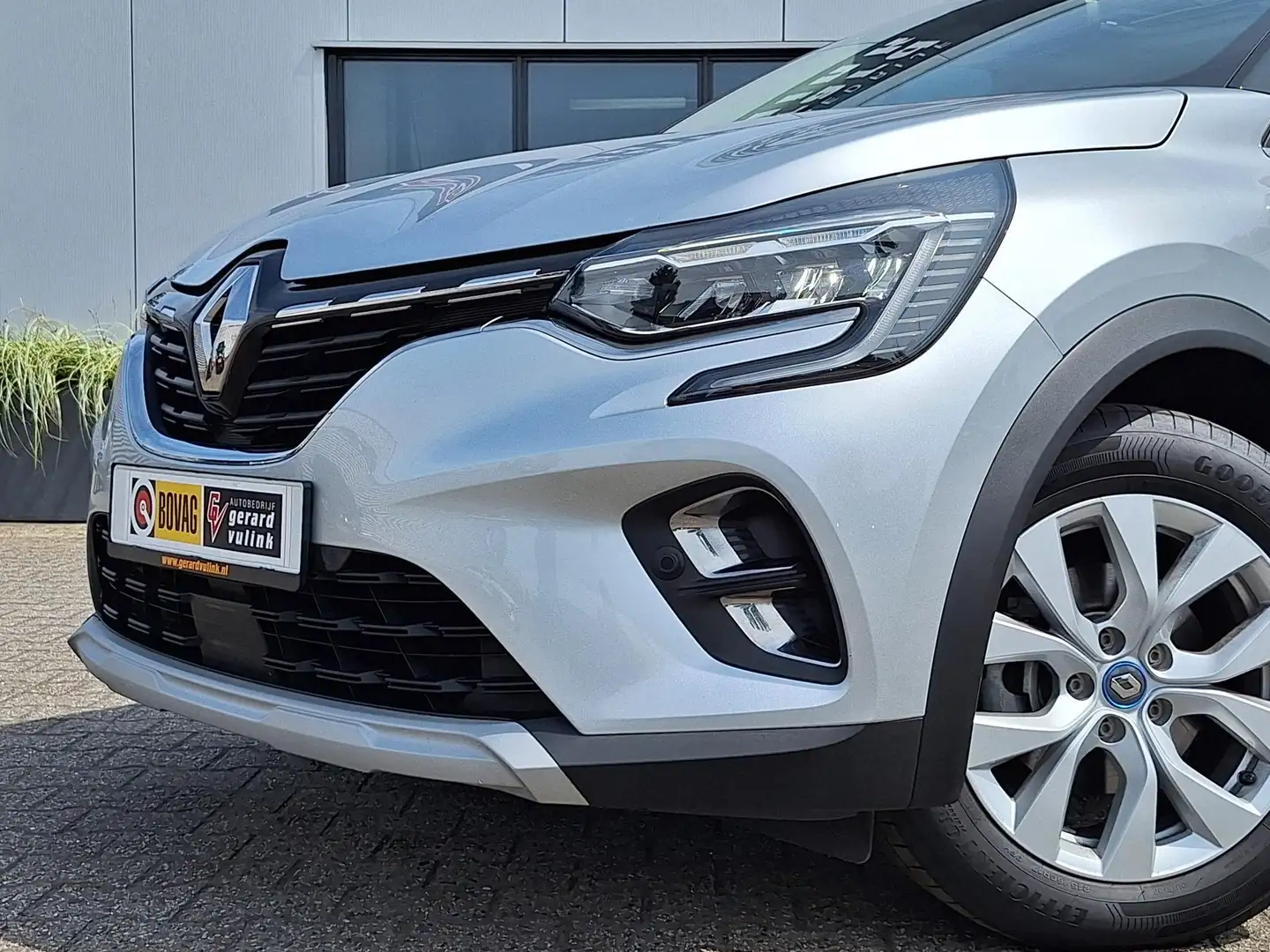 Renault Captur 1.6 E-Tech Plug-in Hybrid 160 Intens PANO TREKHAAK Grijs - 2