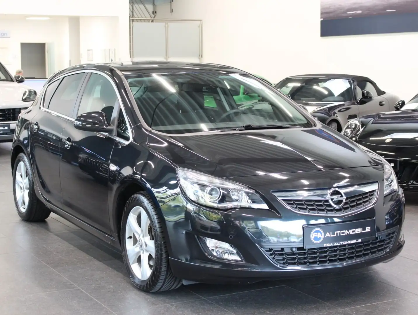 Opel Astra 1.6 Edition Sport*Navi*Bi-Xenon*PDC Schwarz - 2