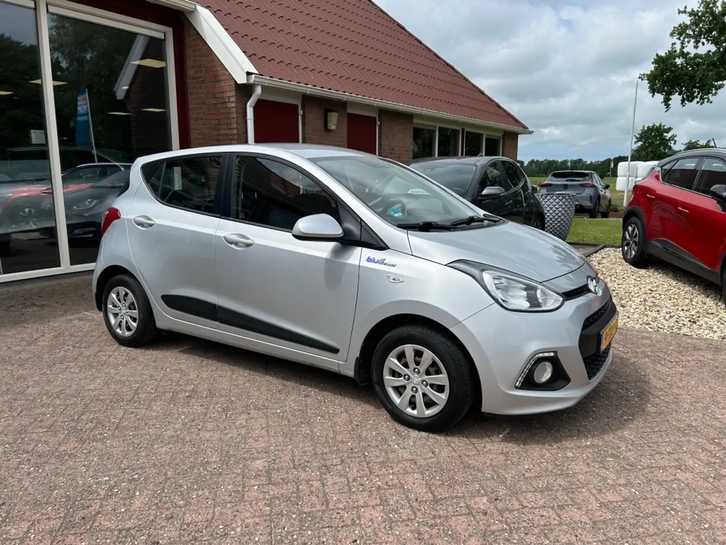 Hyundai i10 1.0I I-MOTION COMFORT + CRUISE CONTROL/AIRCO/ECC/T Gris - 1