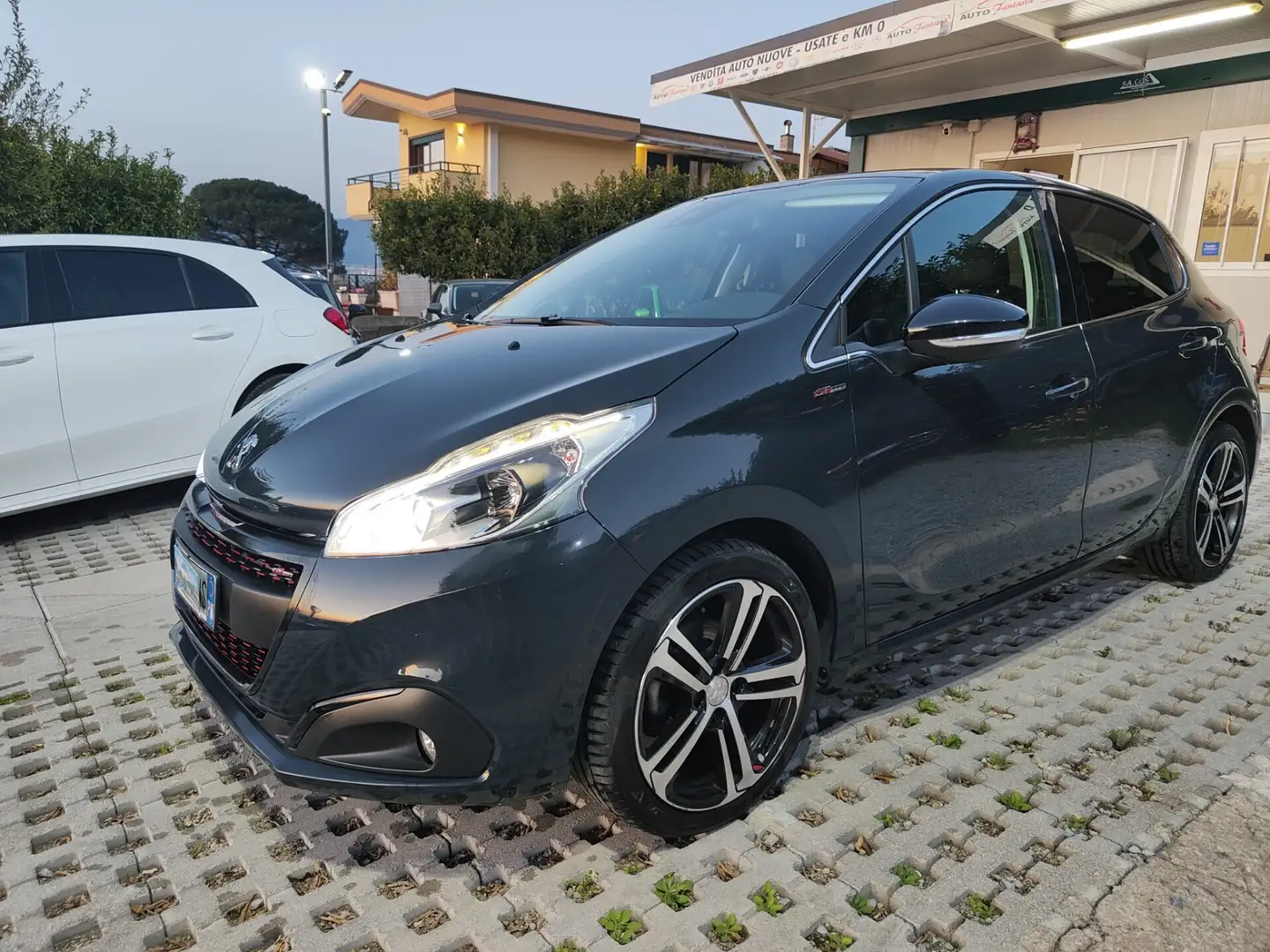 Peugeot 208 PureTech Turbo 110 S&S 5 porte GT Line Grigio - 1