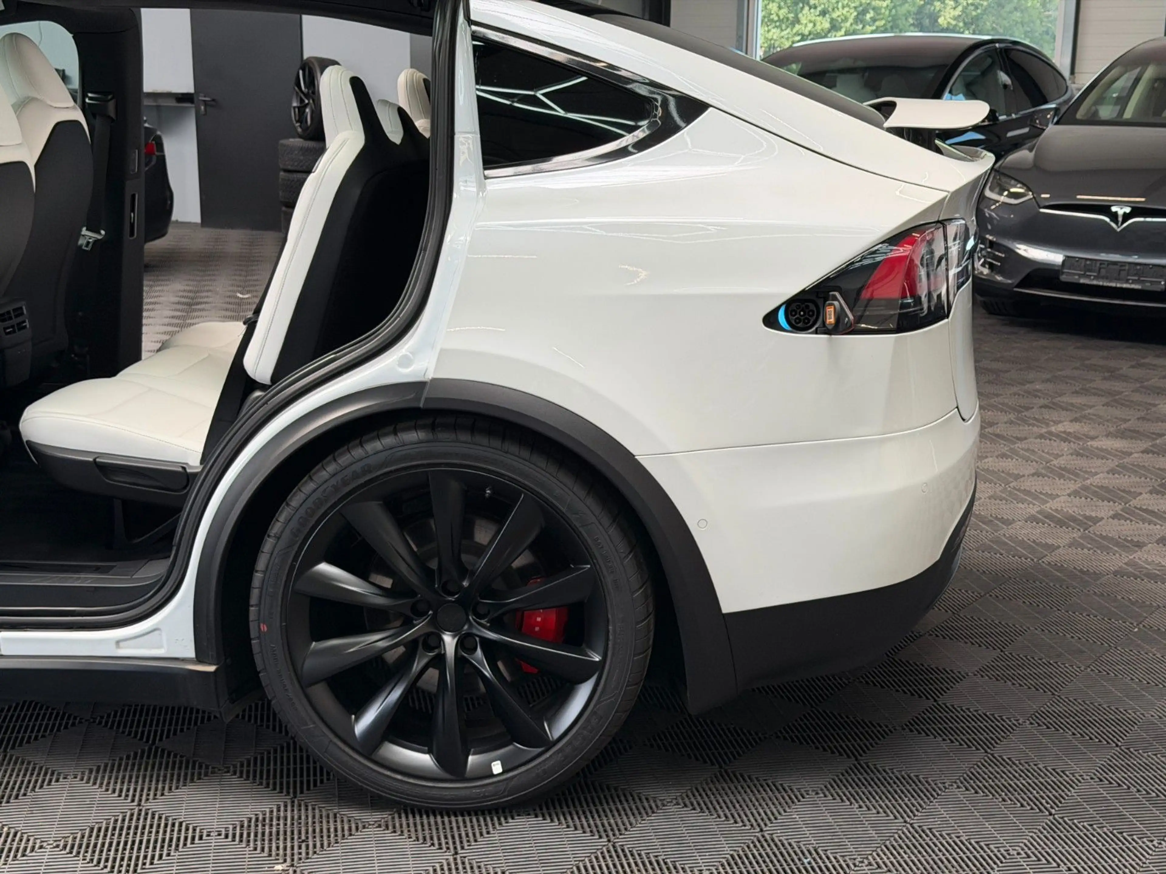 Tesla Model X MODEL X RAVEN PERFORMANCE | WHITE ON WHITE | — photo 11