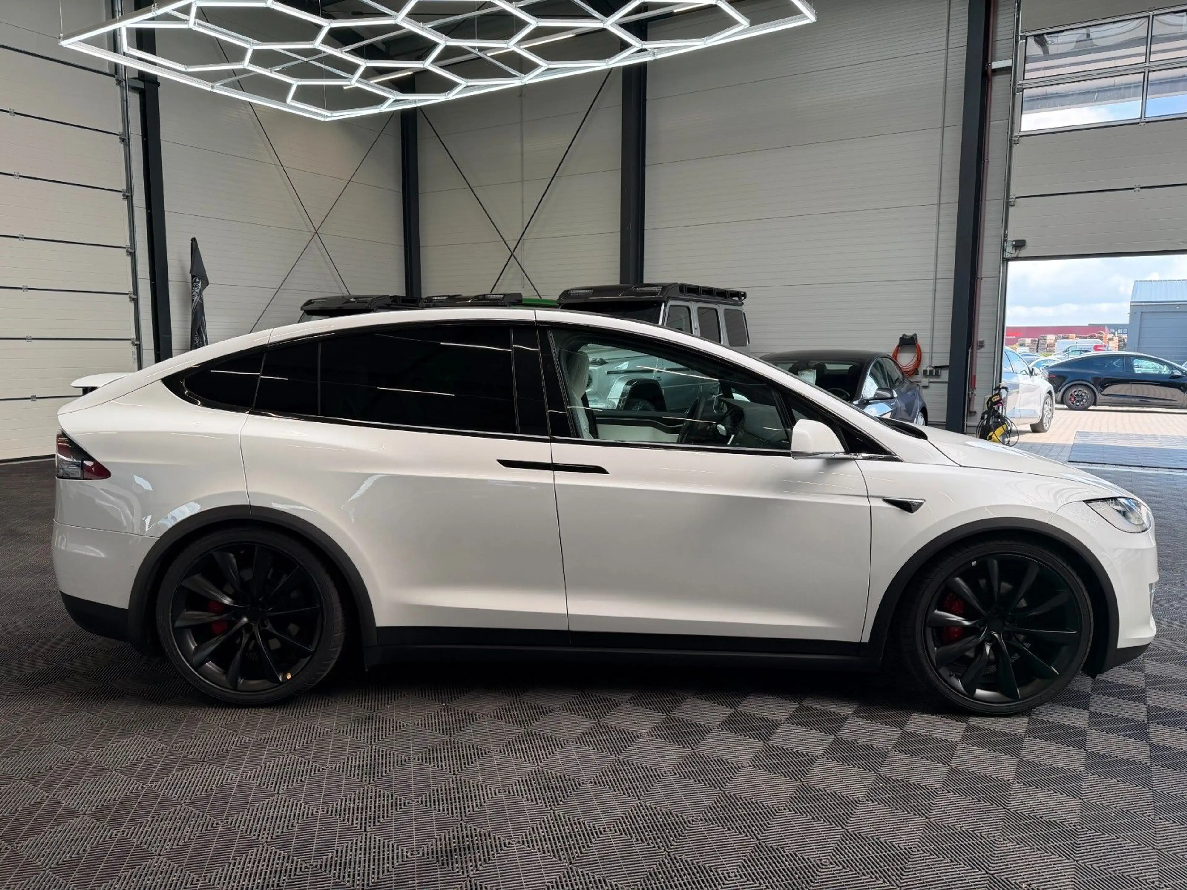 Tesla Model X MODEL X RAVEN PERFORMANCE | WHITE ON WHITE | — photo 13