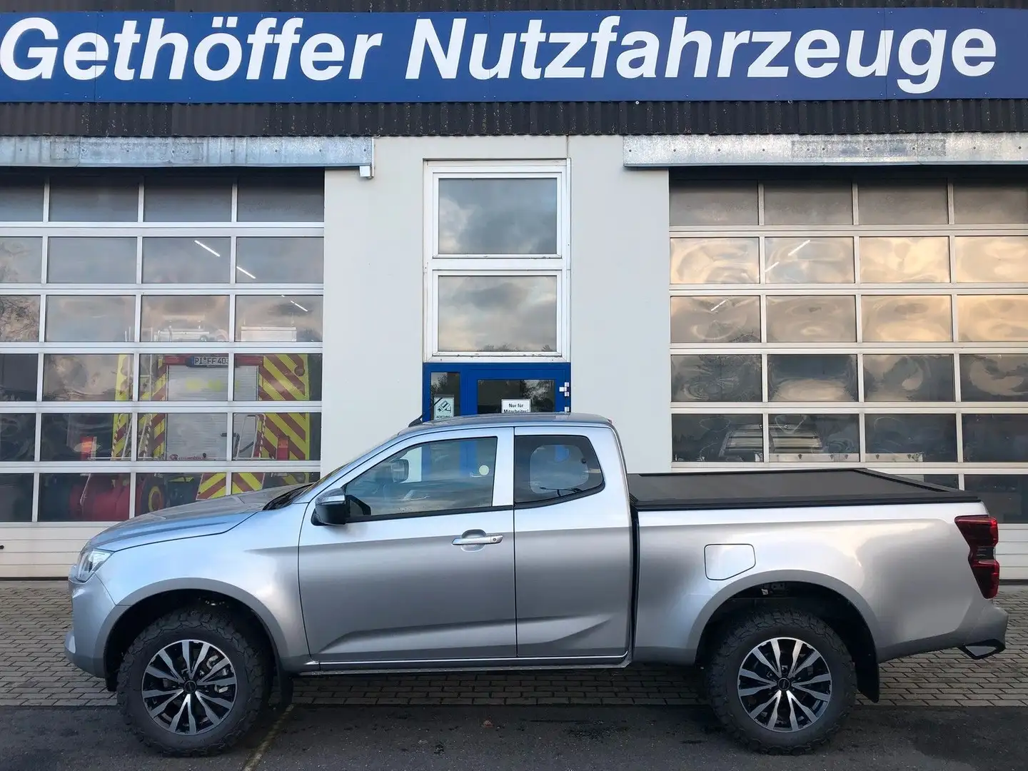 Isuzu D-Max Space Cab LS AT + Modell 2023 + SOFORT + Zilver - 1