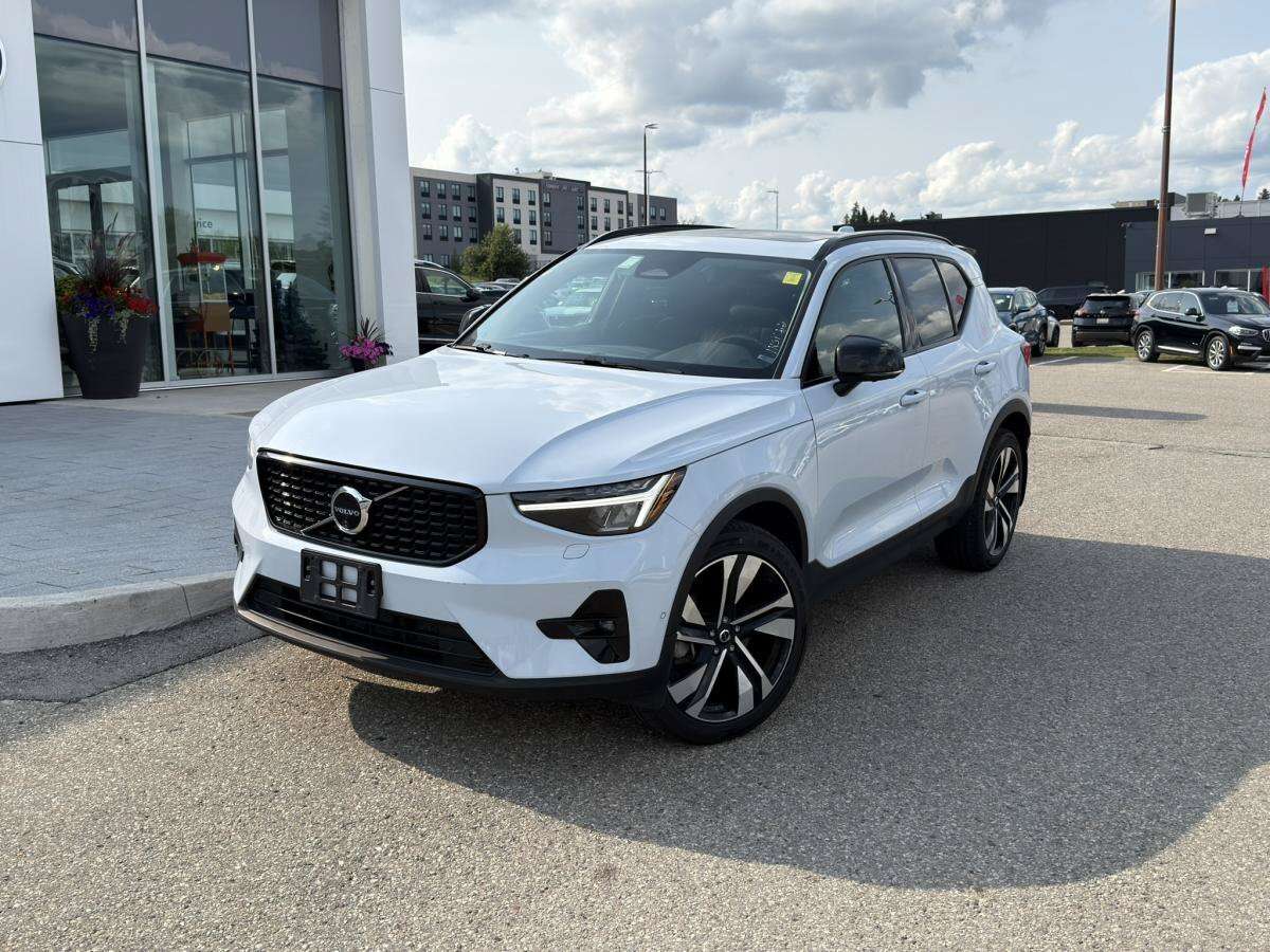 2024 Volvo XC40 B5 AWD Plus Dark Theme