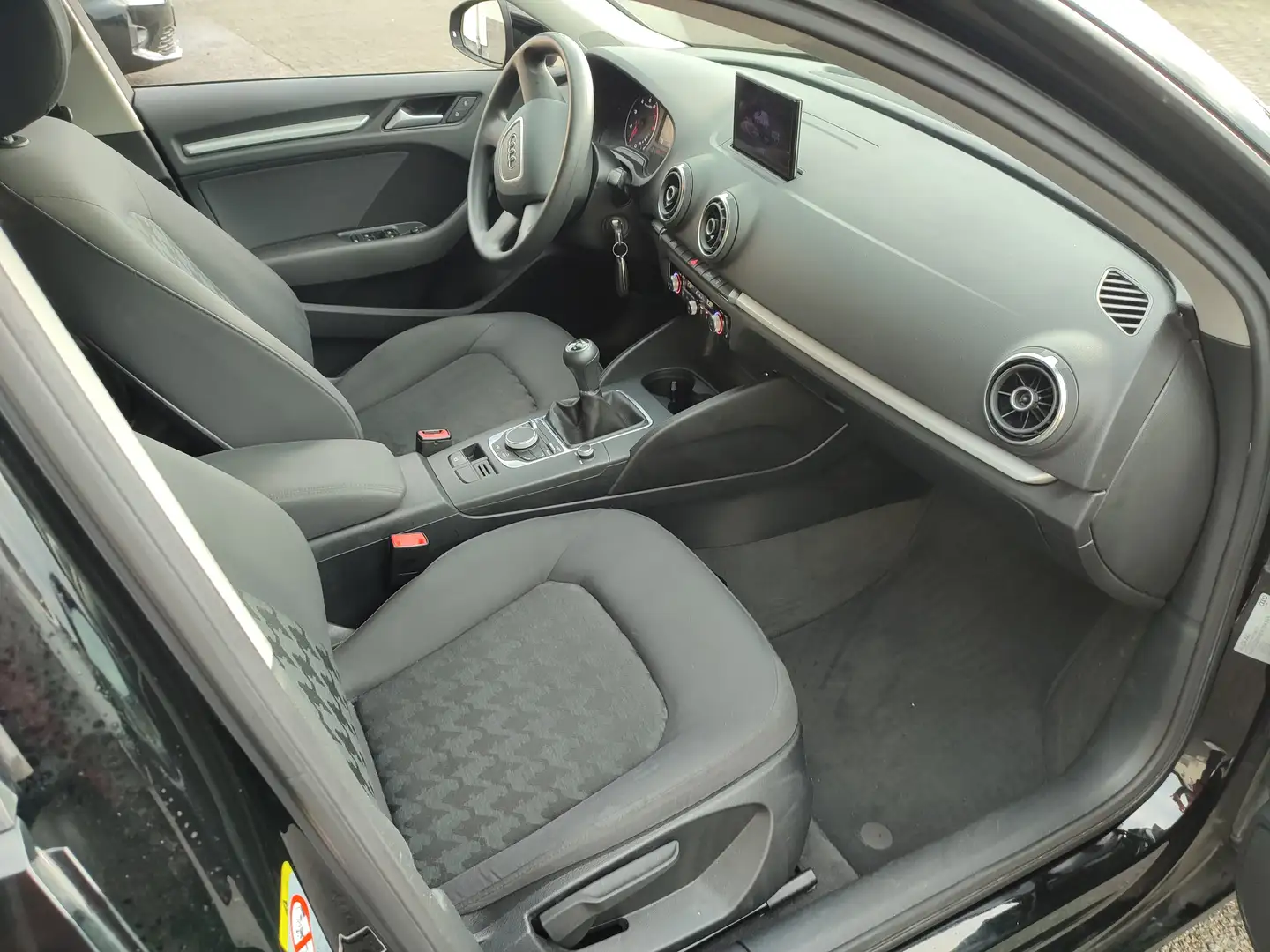 Audi A3 Attraction 4x Zylinder KLIMA Schwarz - 2