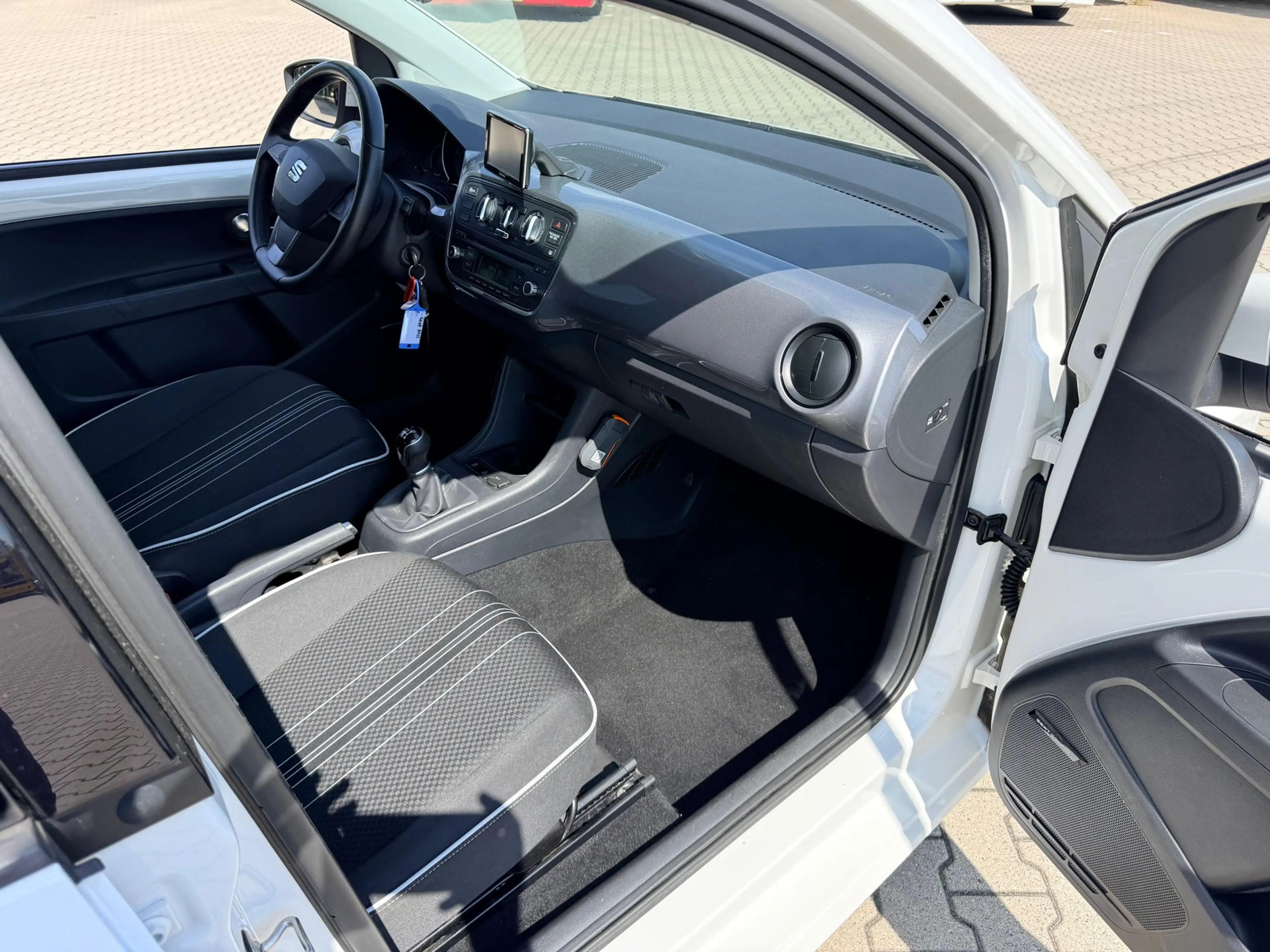 SEAT Mii 1.0 Sport Connect — photo 11