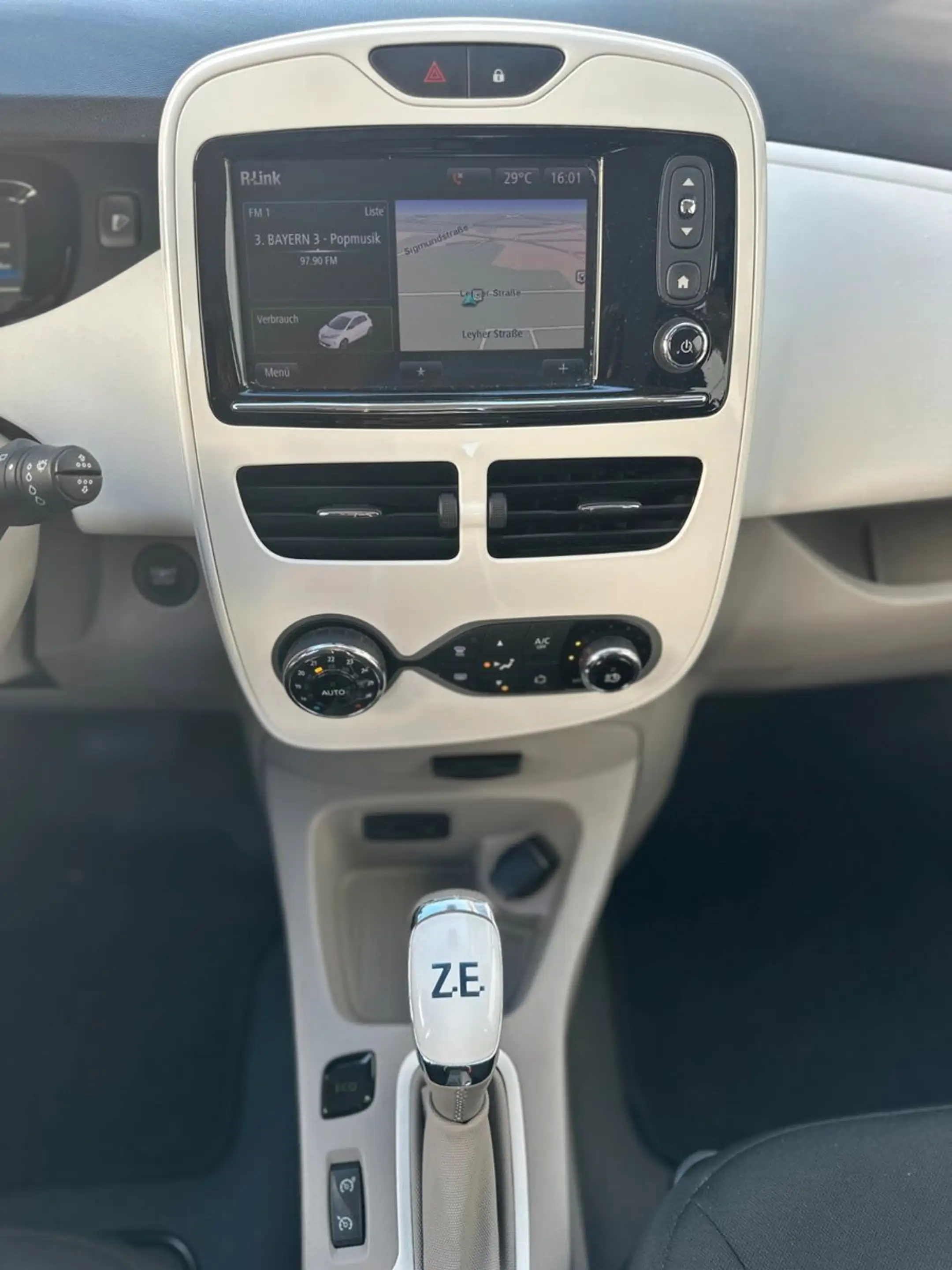 Renault ZOE Life / 1. Hand / SoH 92,4% / Navi — photo 13