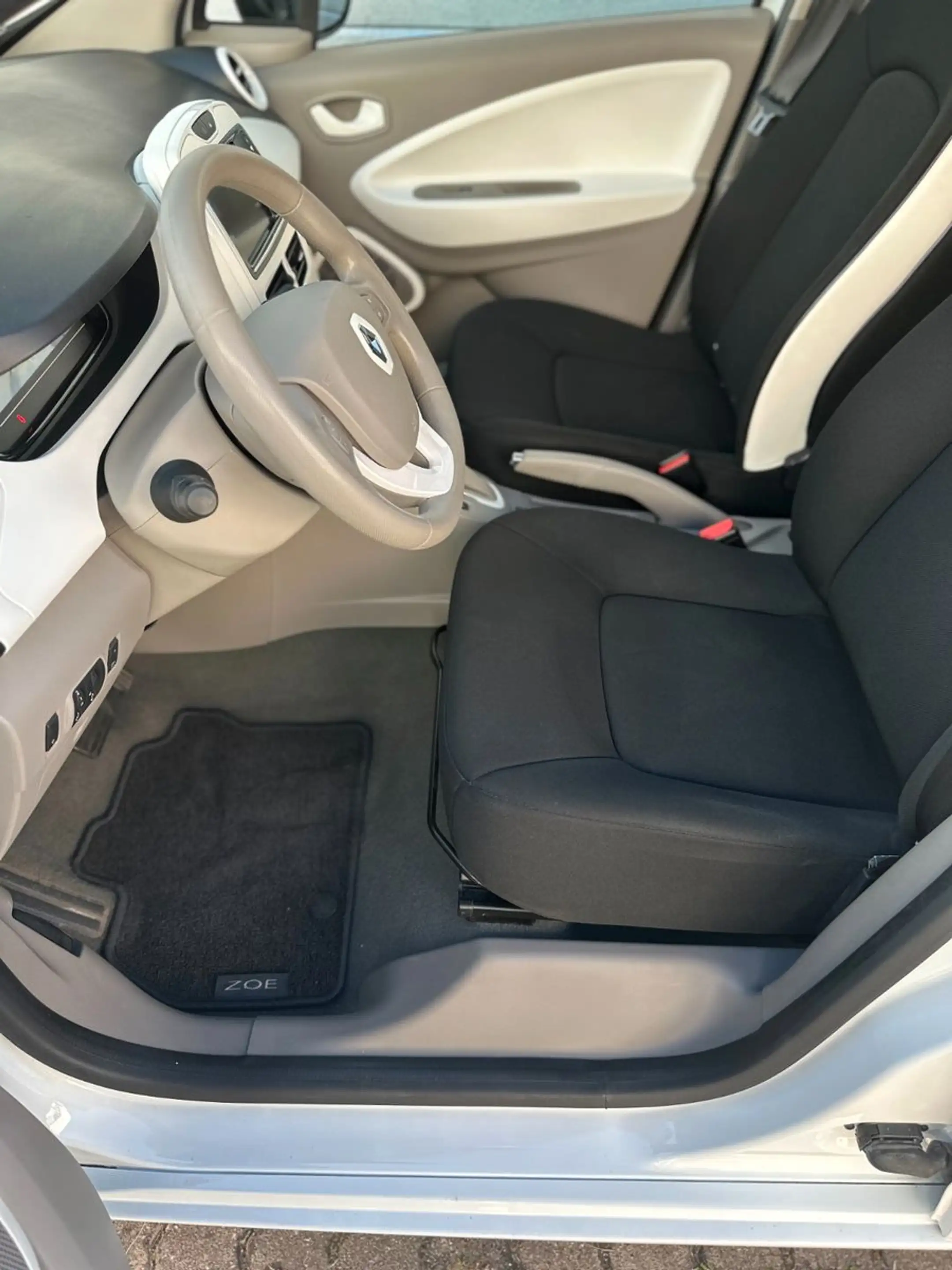 Renault ZOE Life / 1. Hand / SoH 92,4% / Navi — photo 10