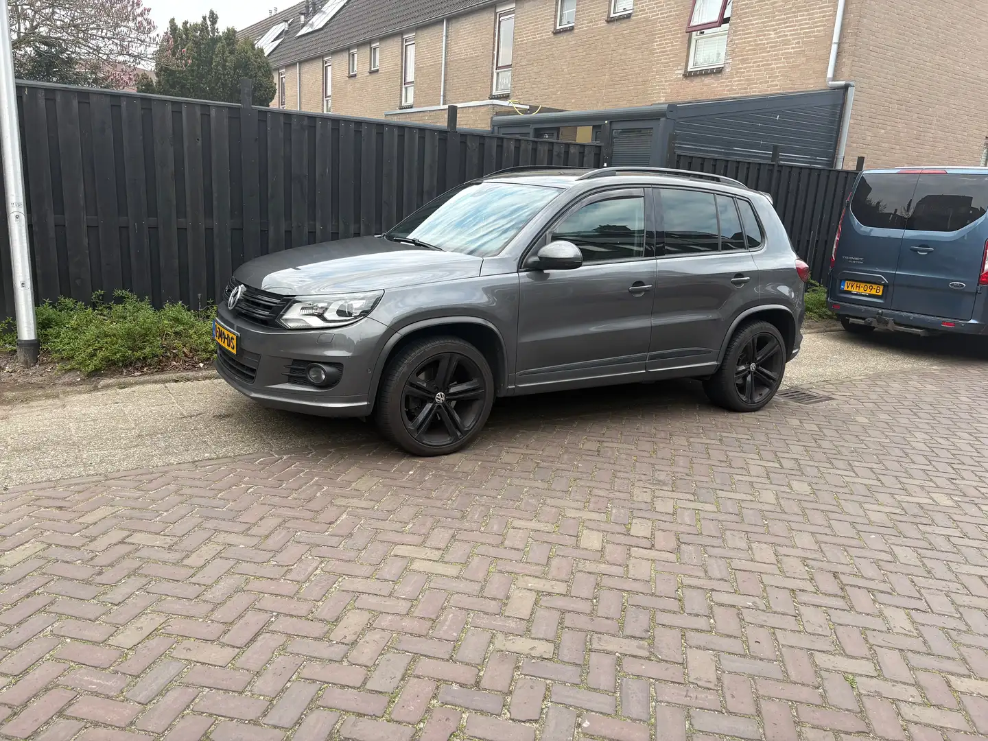 Volkswagen Tiguan 2.0 TSI Sp&St 4M RLE Grijs - 1