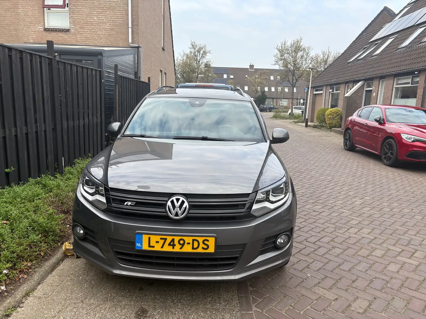 Volkswagen Tiguan 2.0 TSI Sp&St 4M RLE Grijs - 2