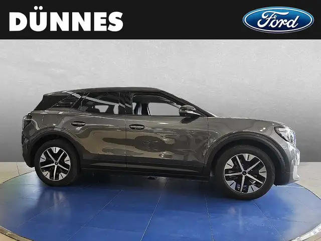 Ford Explorer view 3