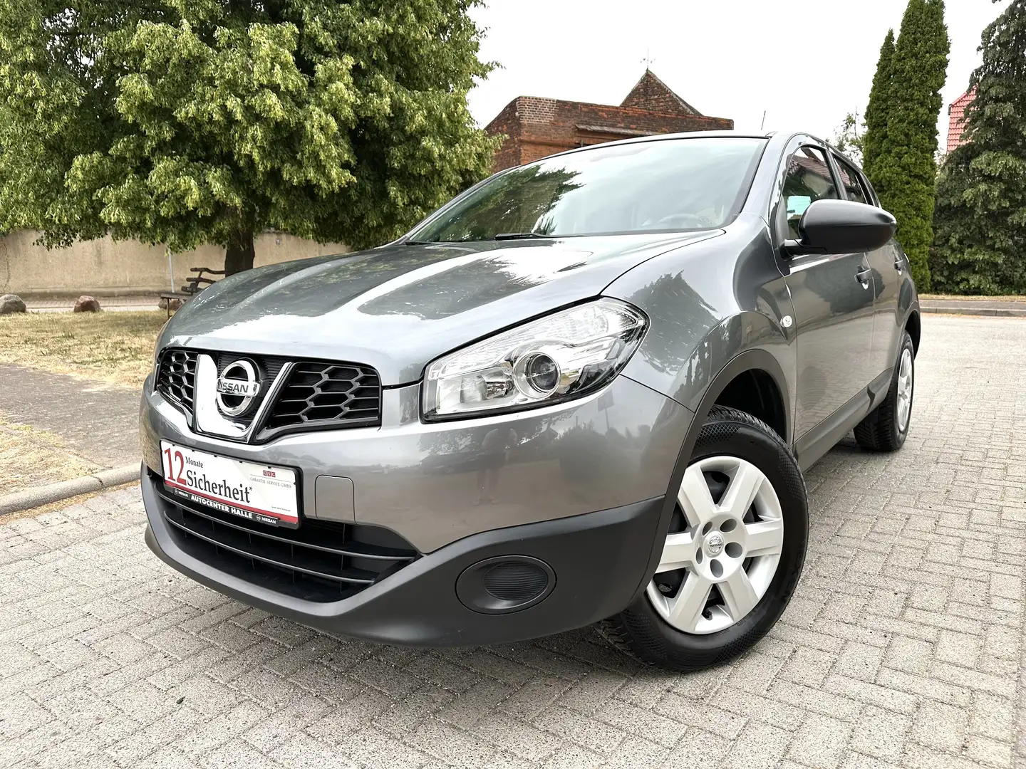 Nissan Qashqai Visia 1.6 KLIMA|TEMPOMAT|AHK|TÜV 08/26 Grau - 1