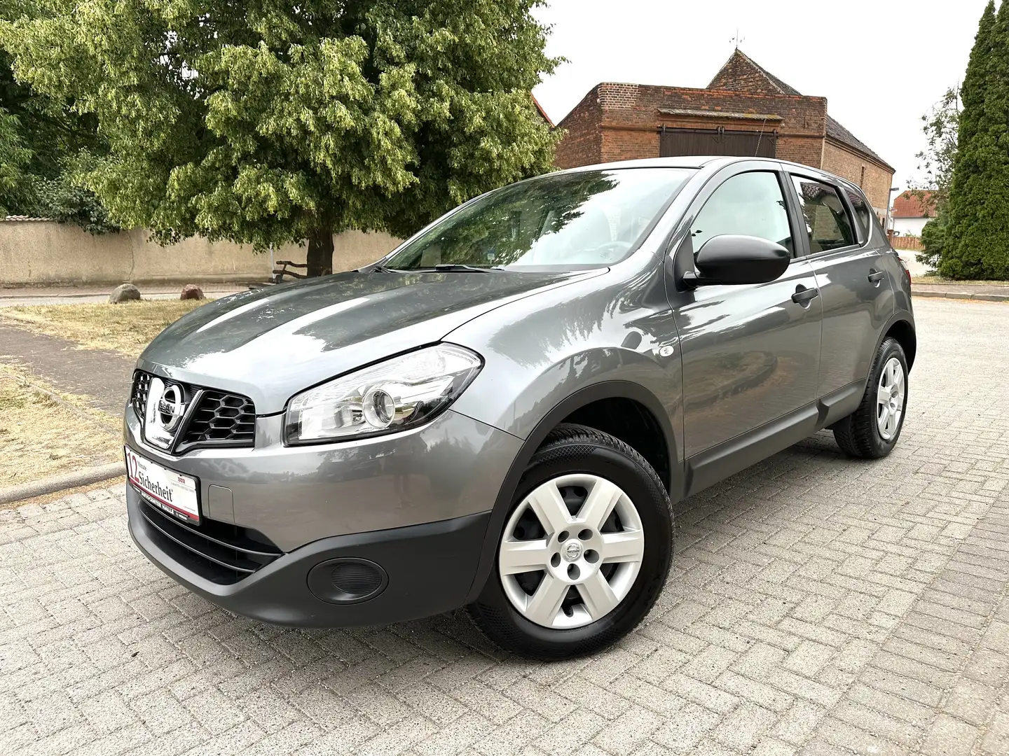 Nissan Qashqai Visia 1.6 KLIMA|TEMPOMAT|AHK|TÜV 08/26 Grau - 2