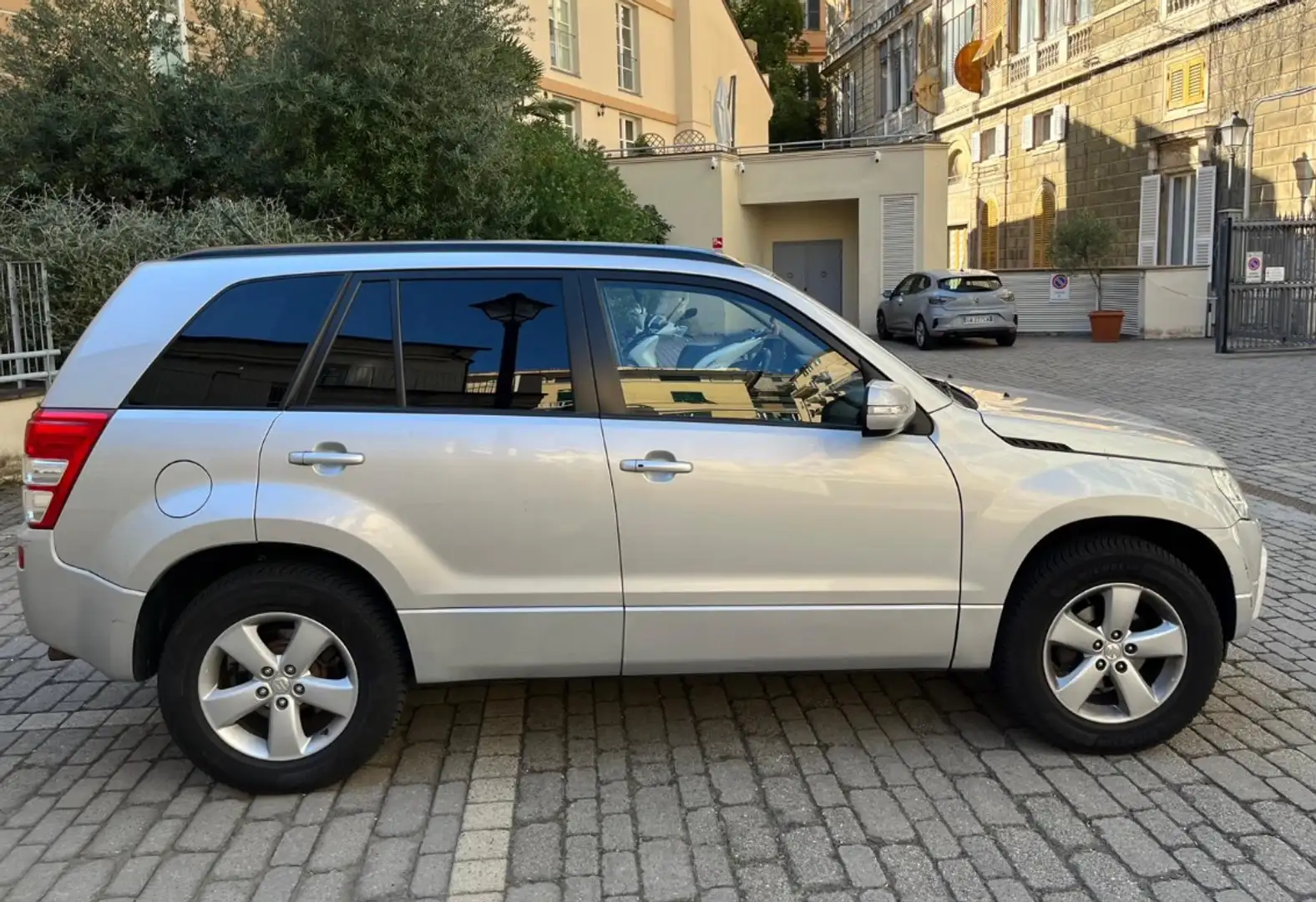 Suzuki Grand Vitara Grand Vitara 5p 2.4 vvt crossover Executive E5 Argento - 1
