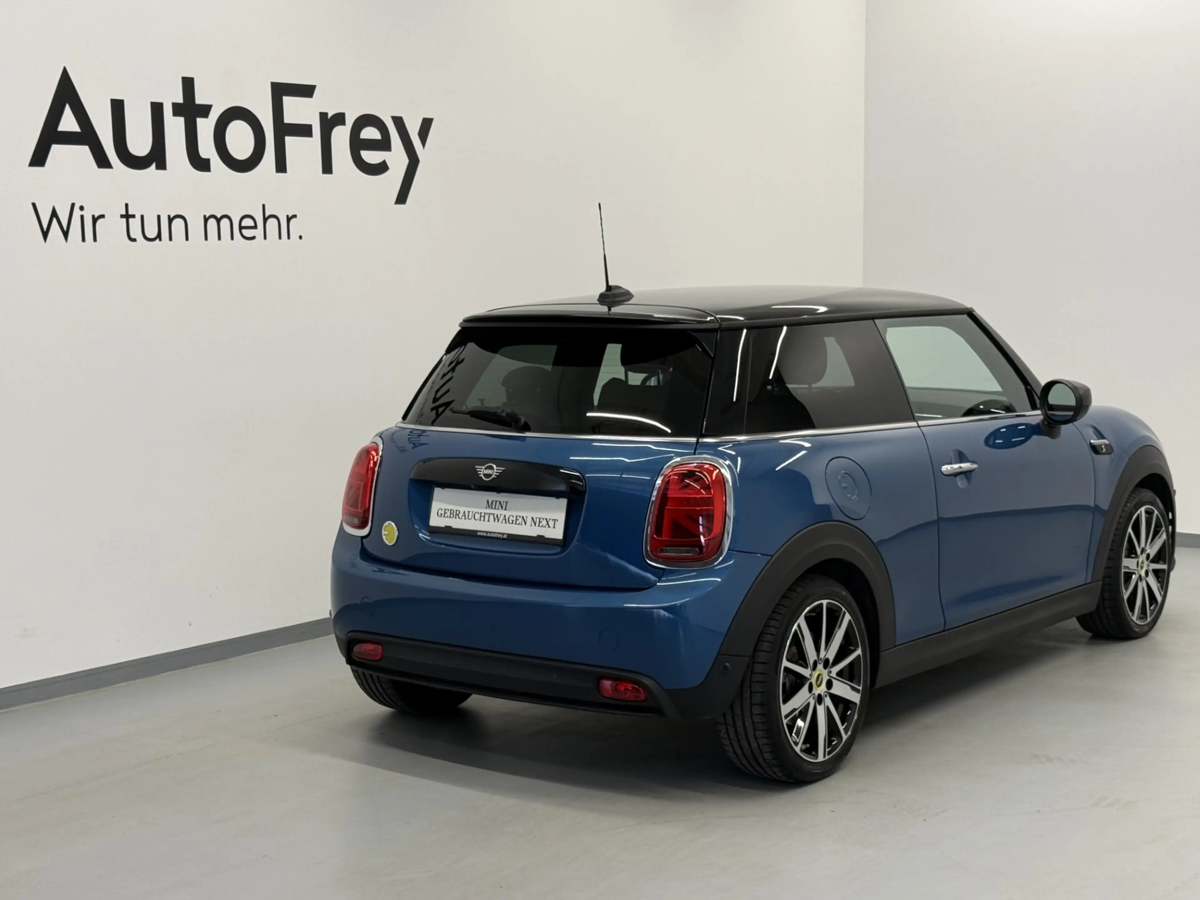 MINI Cooper SE — photo 2