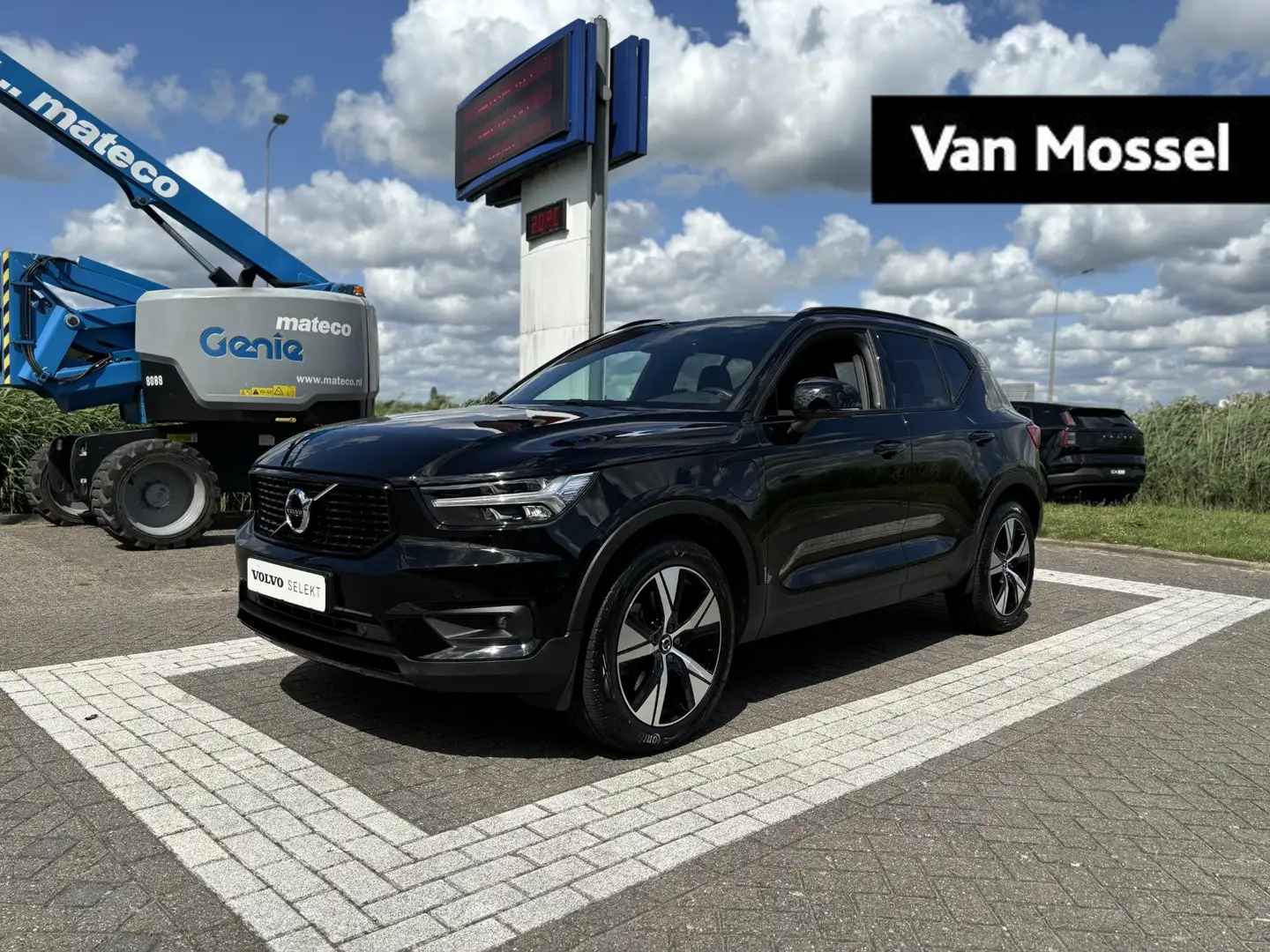 Volvo XC40 T4 Plug-In Hybrid R-Design | Trekhaak | Keyless En Zwart - 1
