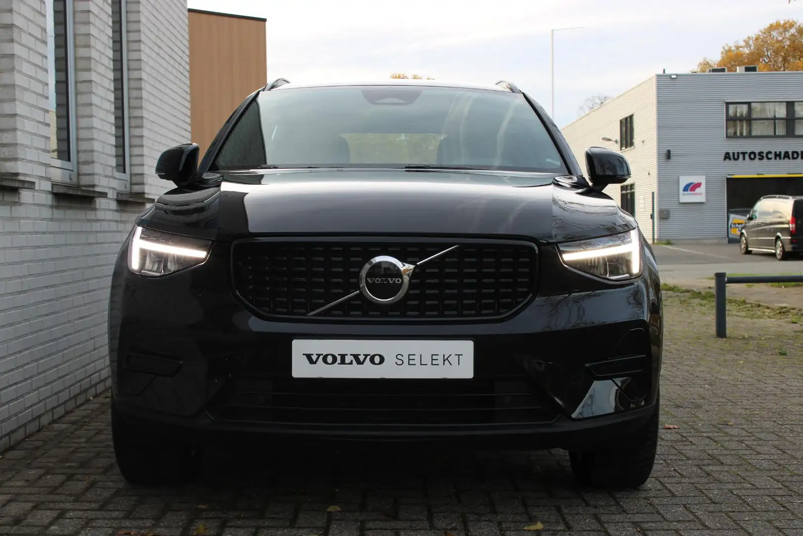 Volvo XC40 B4 Automaat Plus Dark | All-season banden | Verwar Schwarz - 2