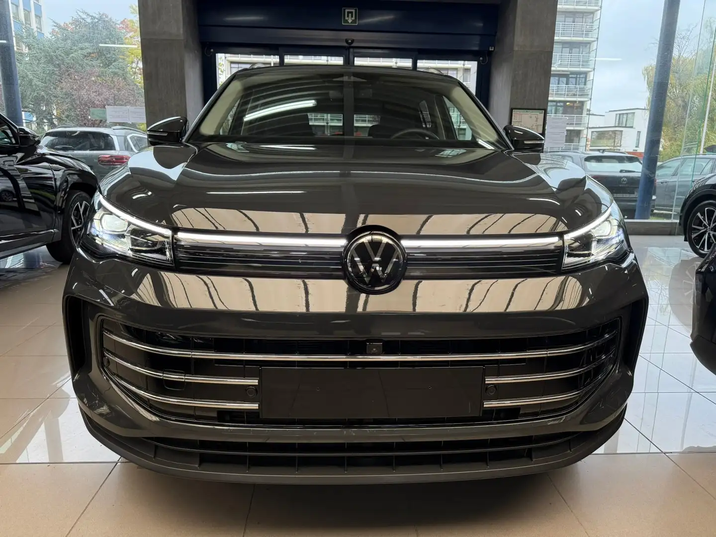 Volkswagen Tiguan Tiguan 1.5 eTSI DSG Elegance ACC / ERGO / CAMERA Grijs - 2