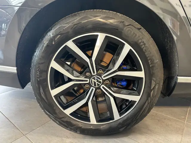 Volkswagen Passat view 3