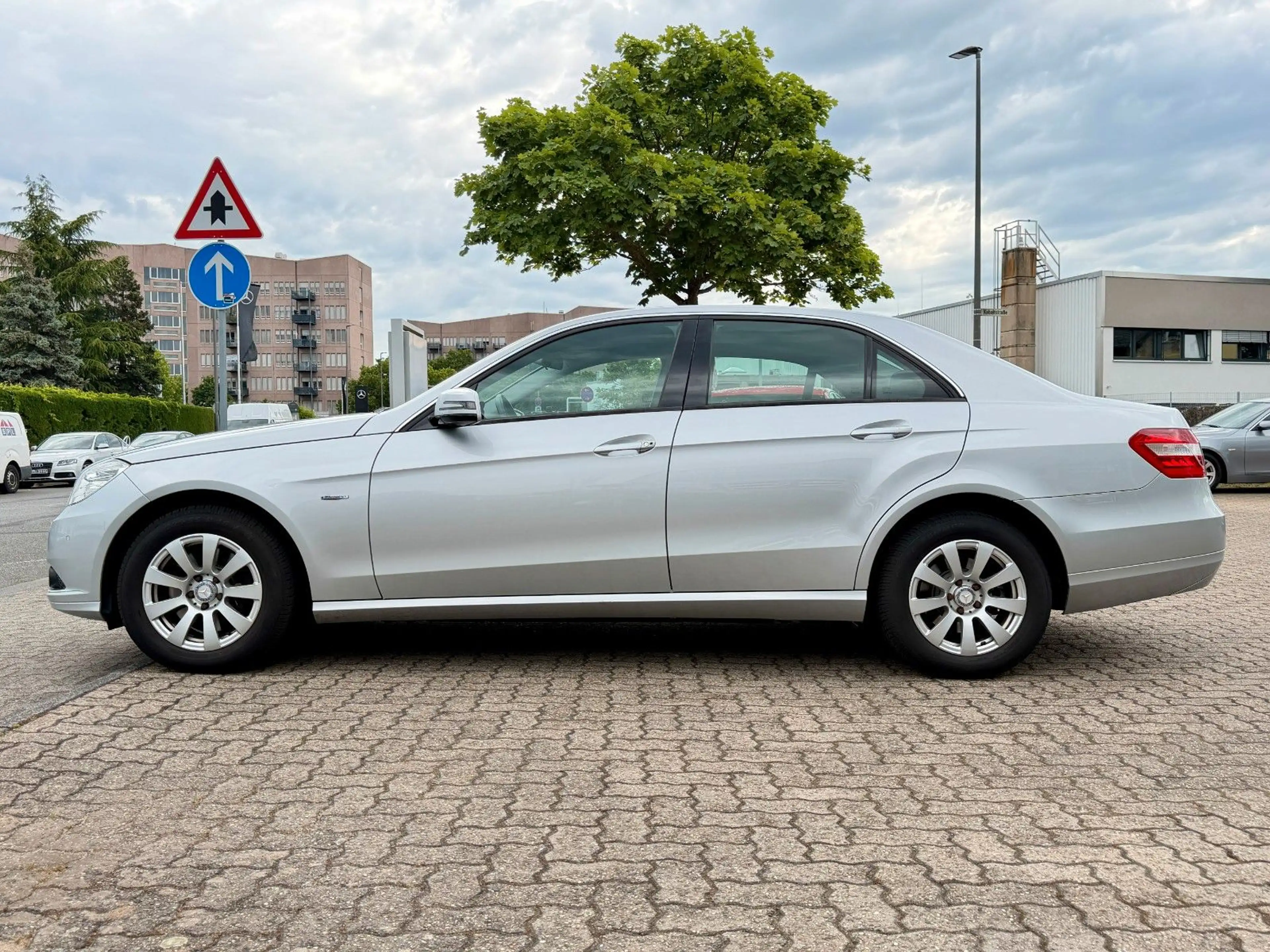 Mercedes-Benz E 250 E250 Lim.*Aut.*Navi*2.Hd+Wenig KM*Gepflegt* — photo 4