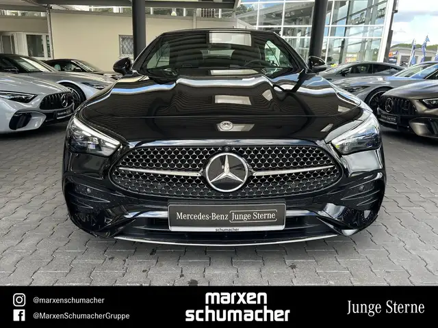 Mercedes-Benz 220 view 2