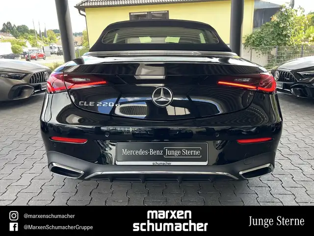 Mercedes-Benz 220 view 5