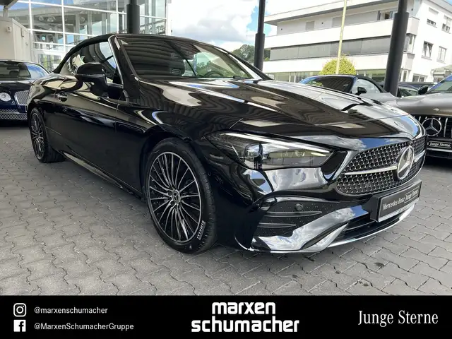 Mercedes-Benz 220 view 3