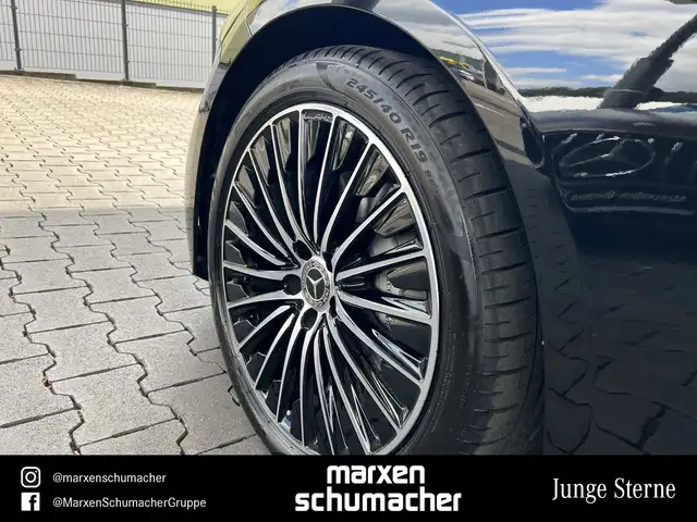 Mercedes-Benz 220 view 7