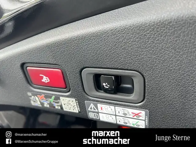 Mercedes-Benz 220 view 14