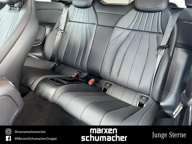 Mercedes-Benz 220 view 11