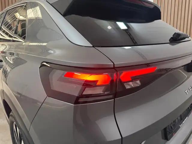 Volkswagen T-Roc view 9