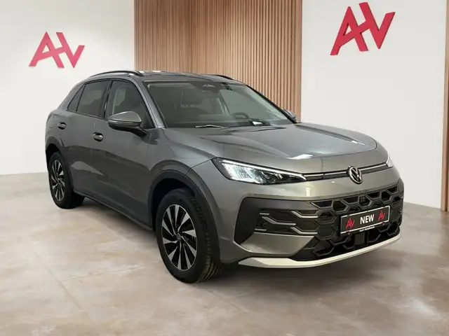 Volkswagen T-Roc view 3