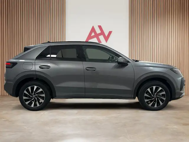 Volkswagen T-Roc view 5