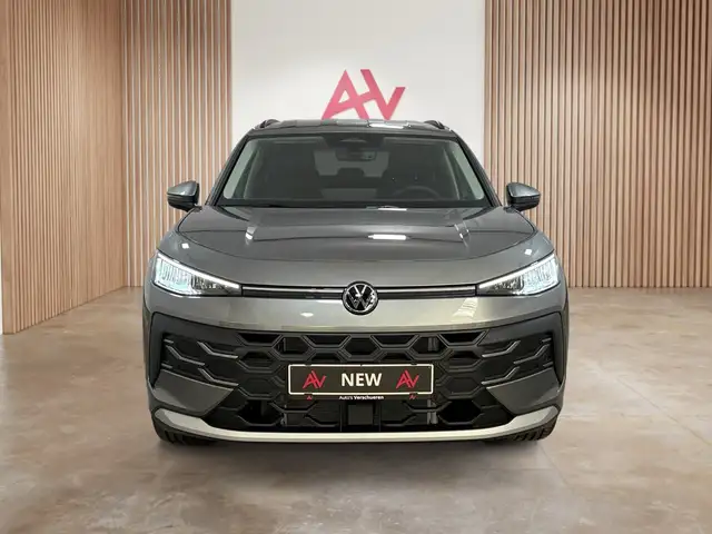 Volkswagen T-Roc view 2